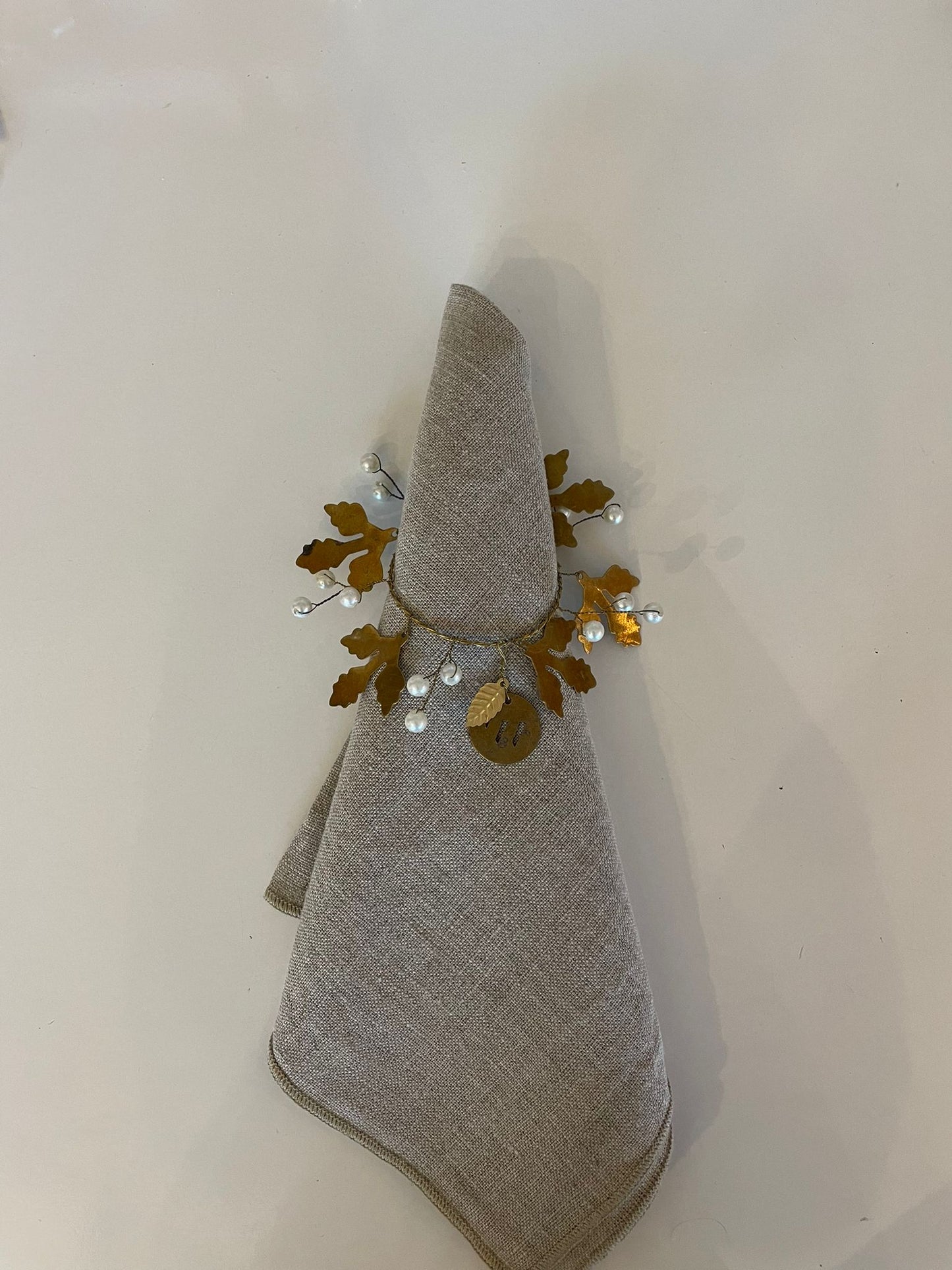 Ronds de serviettes en laiton doré avec des perles et des feuilles