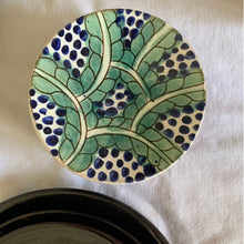 Charger l&#39;image dans la galerie, Assiette creuse artisanale en céramique traditionnelle avec motifs peints à la main FOLIAGE
