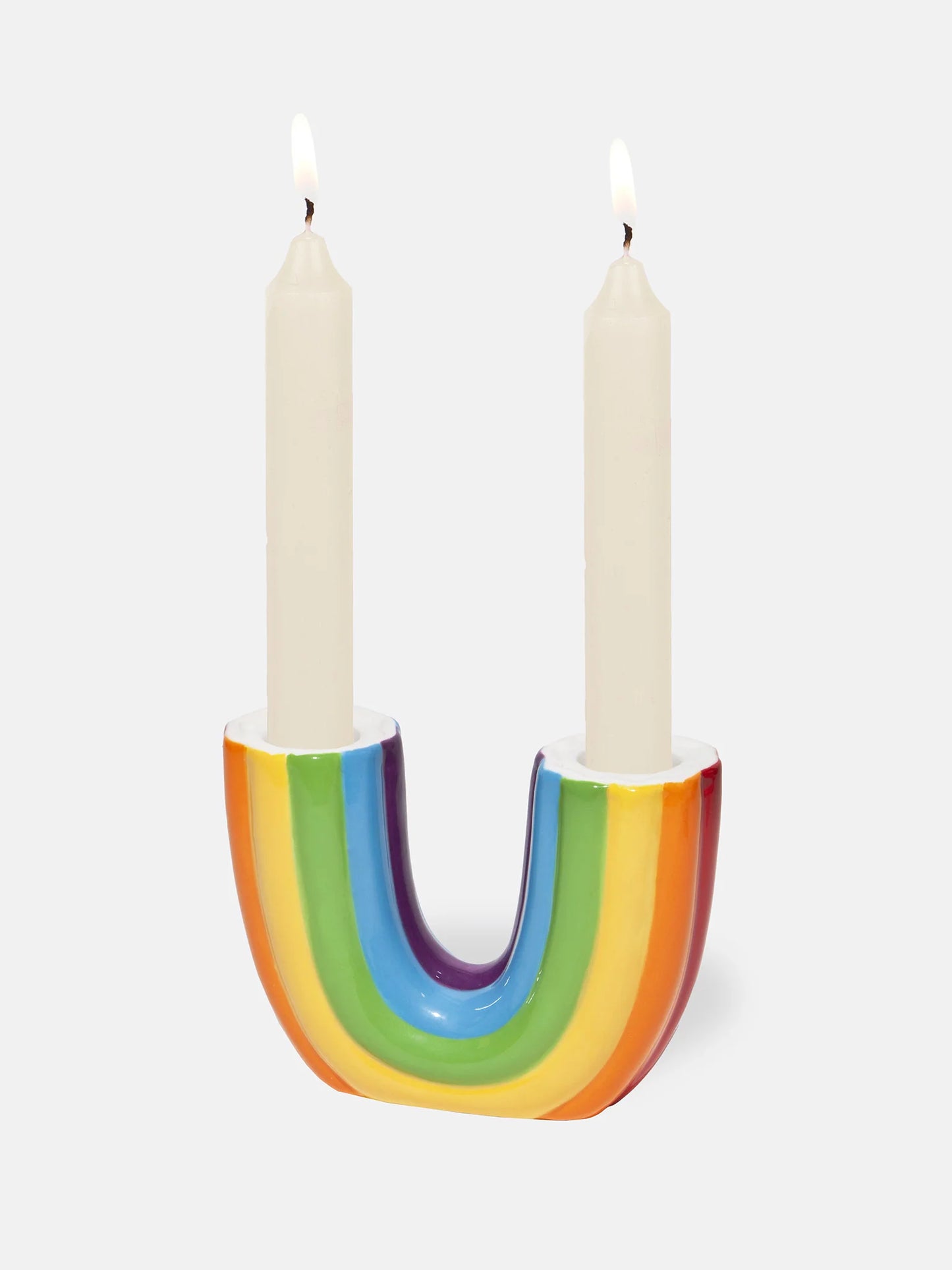 Bougeoir double en céramique en forme d'arc-en-ciel renversé avec deux bougies blanches.