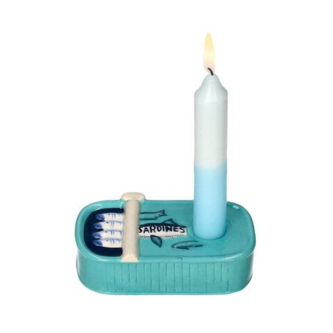 Bougeoir en dolomite en forme de boîte de sardines bleue.