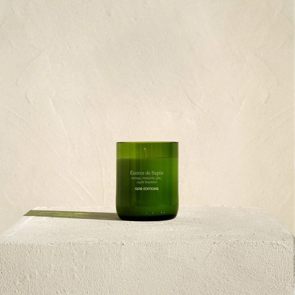 BOUGIE-PARFUMEE-Q-DE-BOUTEILLES-ECORCE-DE-SAPIN-LA-PETITE-BOITE-JAUNE_