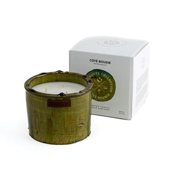 Moyenne bougie dans un contenant en poterie tamegroute jaune.