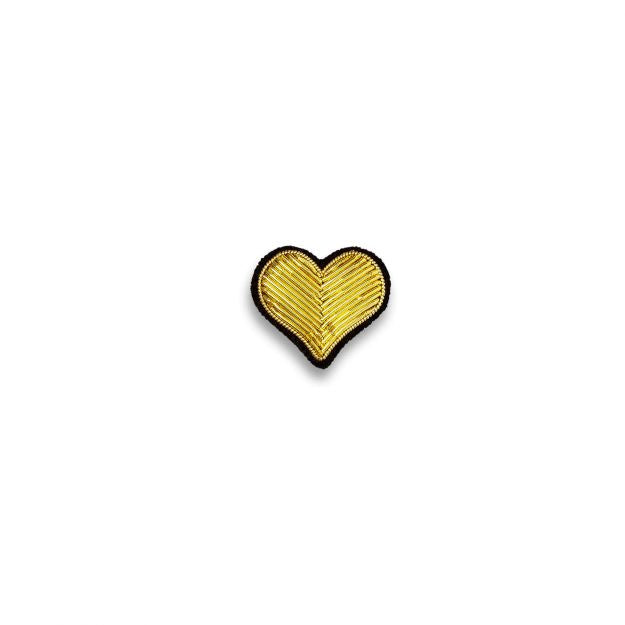 Broche en forme de petit coeur doré en fil de cannetille.