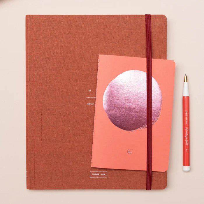 Petit carnet A6 souple de poche, graphique et de couleurs rose.