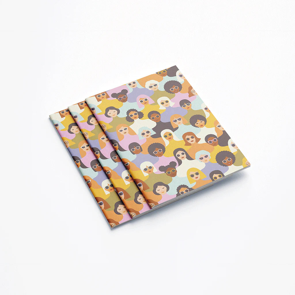 Carnet A6 avec une multitude de visages féminins en couverture.