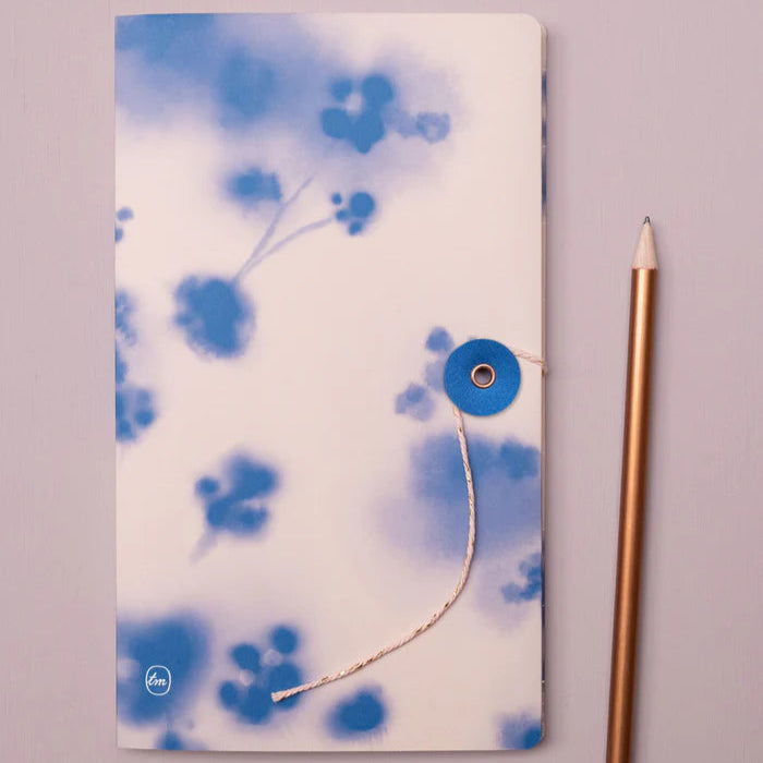 Carnet d'inspiration japonaise avec des motifs fleuris aquarellés bleus.