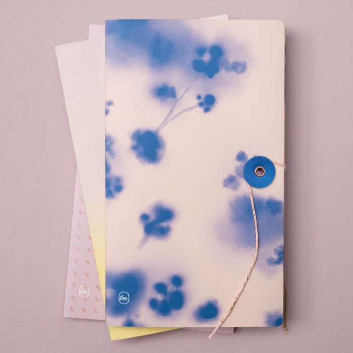 Carnet d'inspiration japonaise avec des motifs fleuris aquarellés bleus.