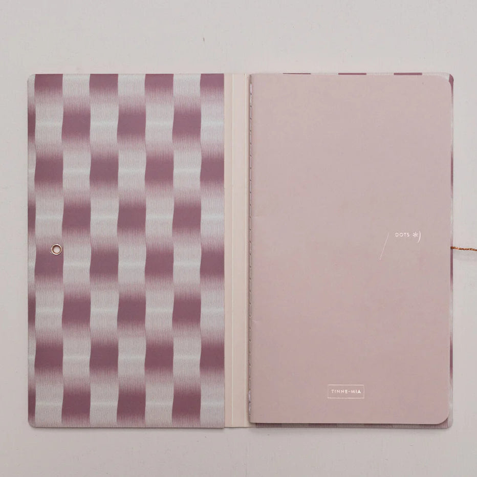 Intérieur du carnet d'inspiration japonaise avec des motifs graphique roses.