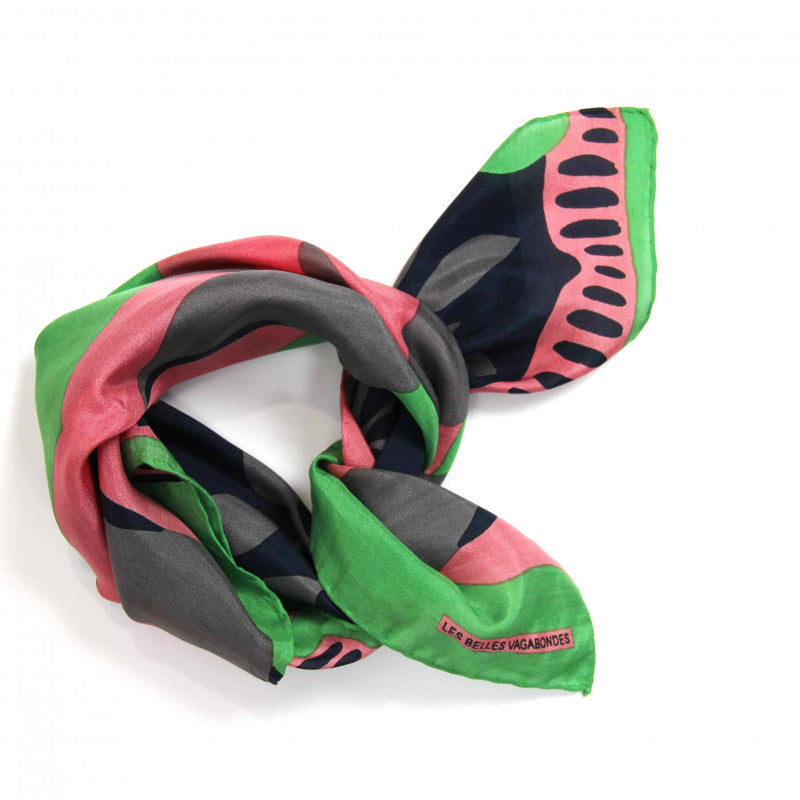 Foulard carré en soie avec dessin organique et végétal, dans les tons bleu foncé, rose, gris et vert vif.