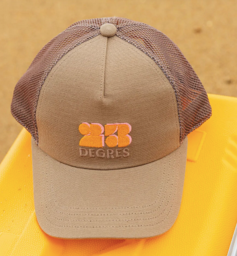 Casquette marron glacé modèle Sunshine avec logo brodé jaune, forme trucker avec filet.