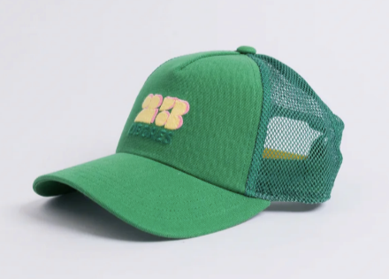 Casquette vert vif modèle Sunshine avec logo brodé jaune, forme trucker avec filet.