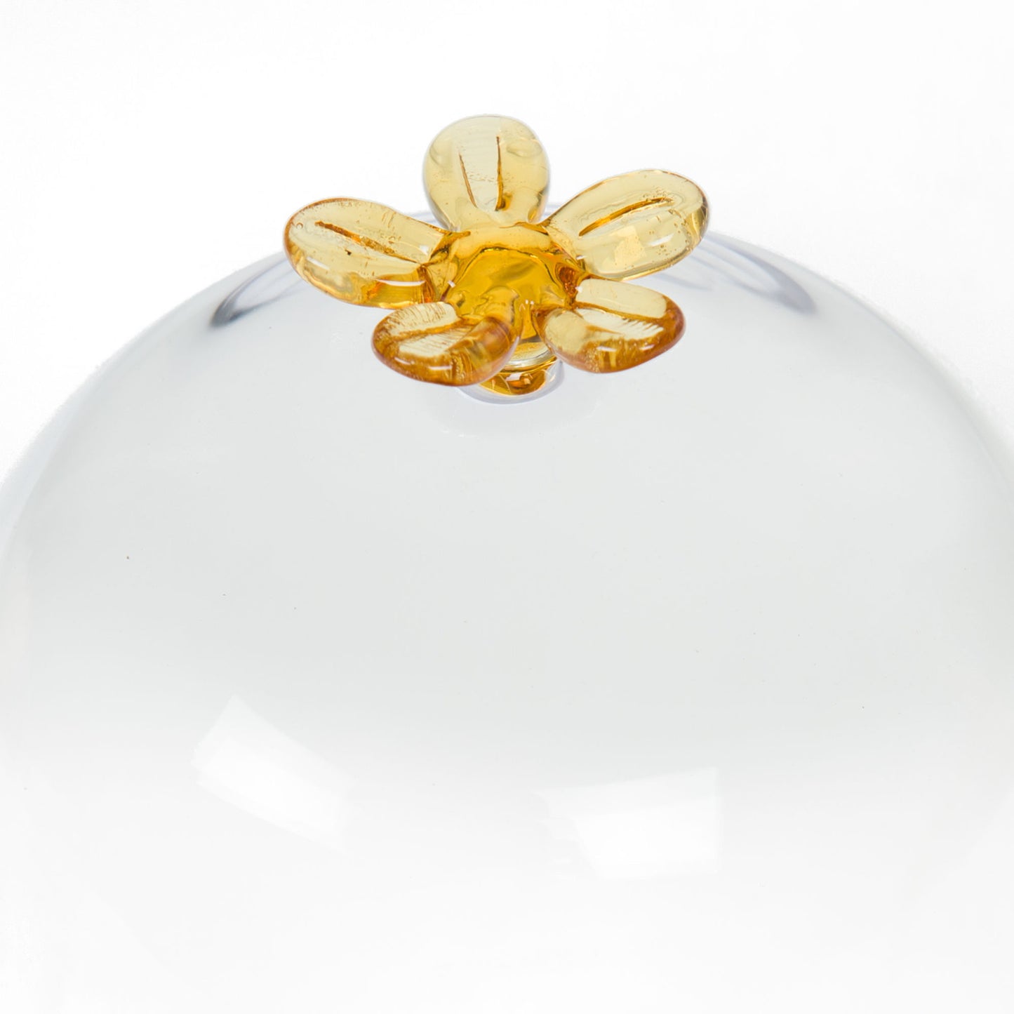 Fleur en verre jaune, détail sur cloche décorative en verre