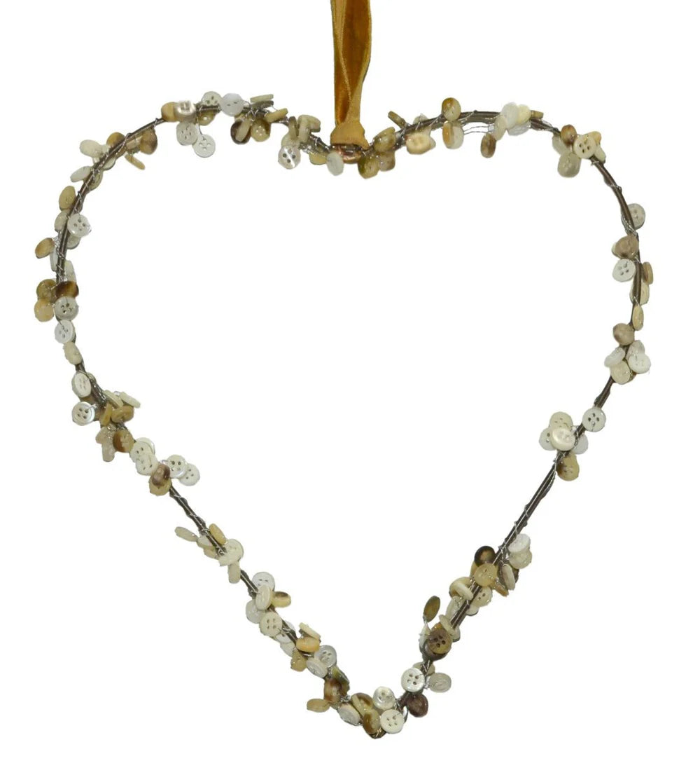 Zoom sur un coeur en fils de fer ornés de boutons, à suspendre par un ruban orangé.