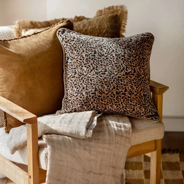 coussin Gairo dans 2 coloris d’automne en velours imprimé Finition zippée. 2 tailles 45 x 45 et 40 x 60 cm Marque française