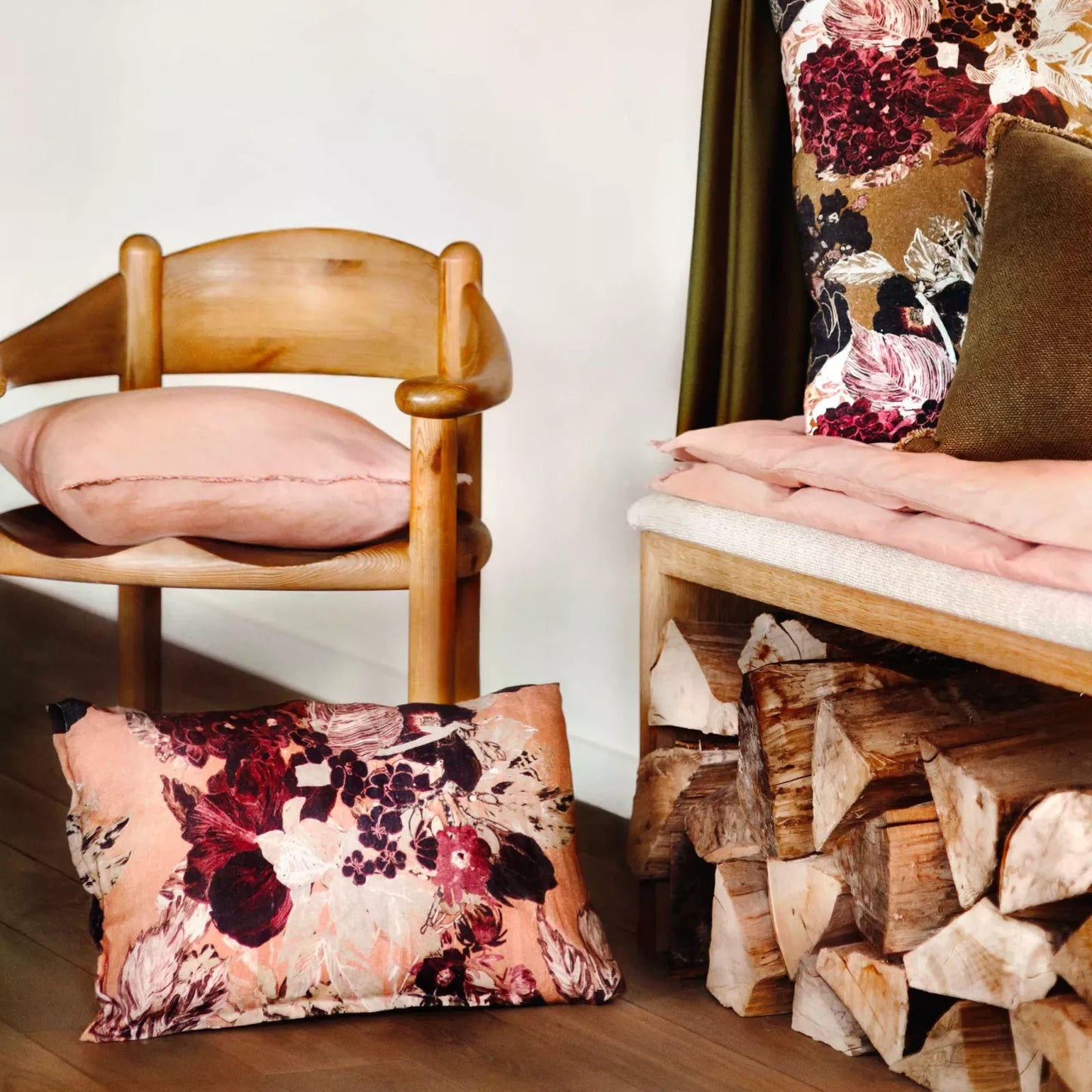 Coussin rectangulaire en lin, housse avec imprimé floral dans les tons violet, blanc et rose.