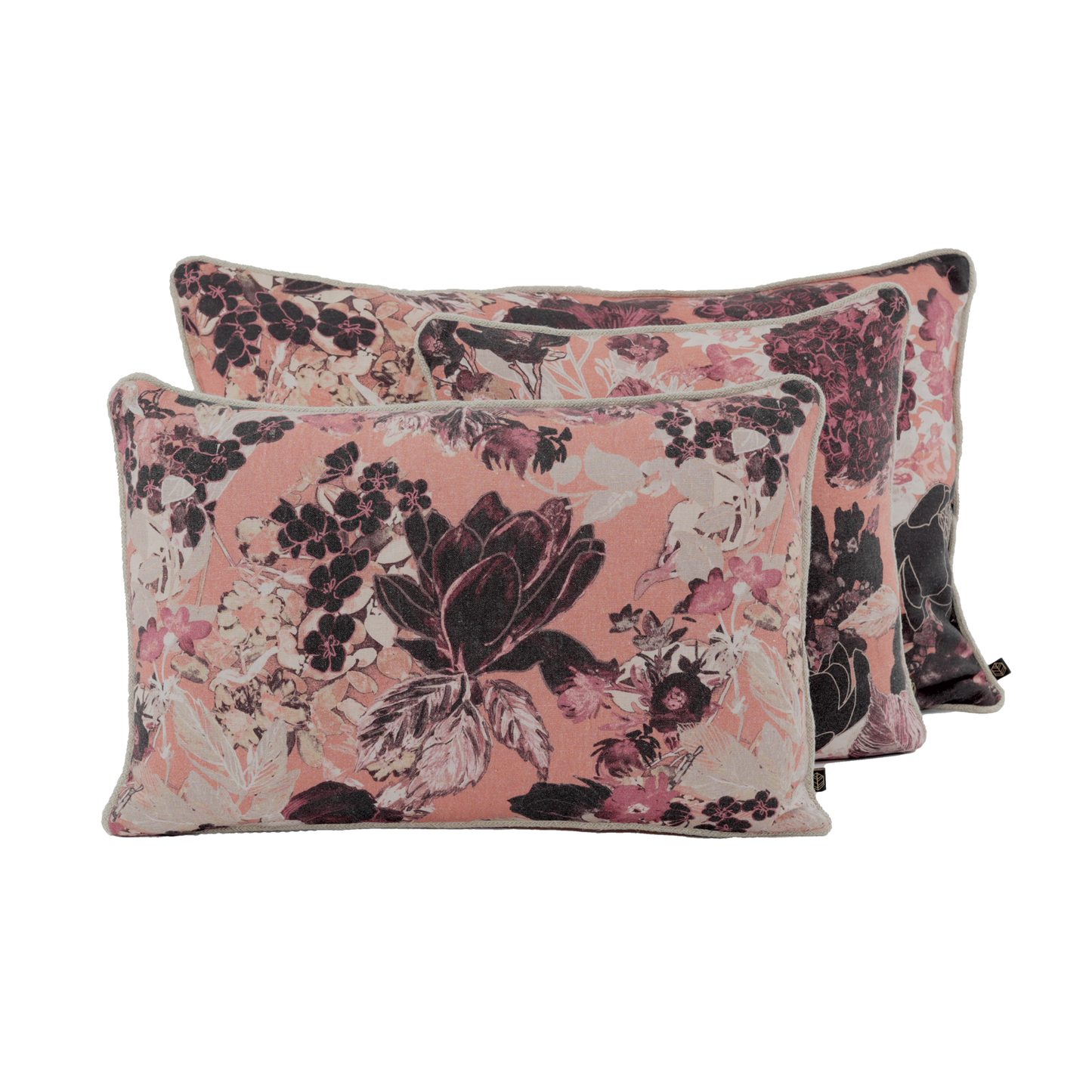 Coussin rectangulaire en lin, housse avec imprimé floral dans les tons violet, blanc et rose.
