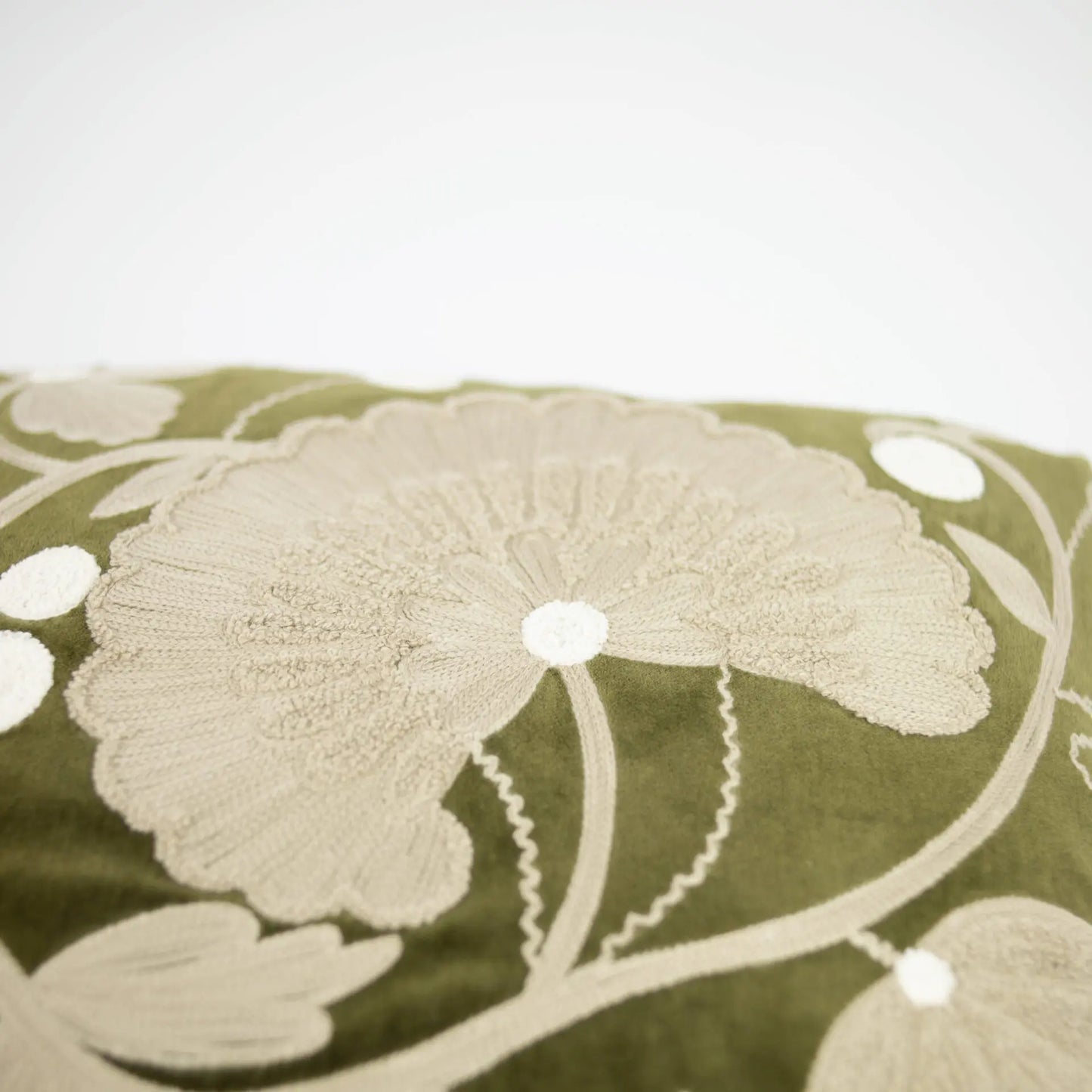 Coussin rectangulaire en velours vert kaki avec des broderies beige, à motif floral.