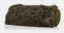 Charger l&#39;image dans la galerie, Coussin en fourrure de mouton du Tibet 28 x 56 cm
