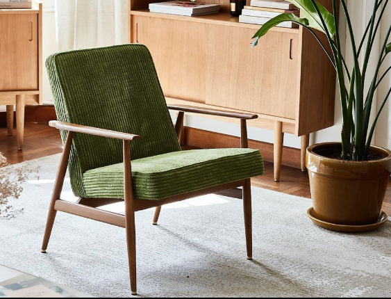 Fauteuil LOUNGE FOX d'inspiration année 70 en frêne en velours côtelé vert de 366 CONCEPT