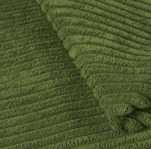 Fauteuil LOUNGE FOX d'inspiration année 70 en frêne en velours côtelé vert de 366 CONCEPT