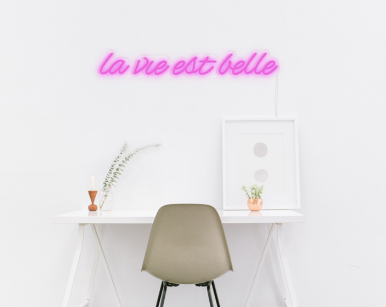 Néon en décoration murale en néon rose : LA VIE EST BELLE