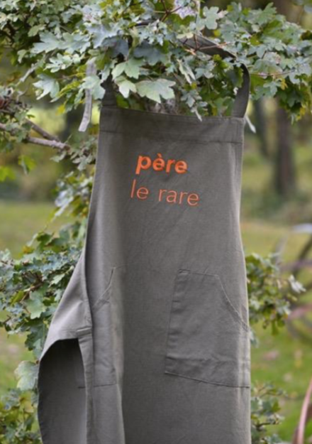 Tablier brodé trop fun avec des petits messages