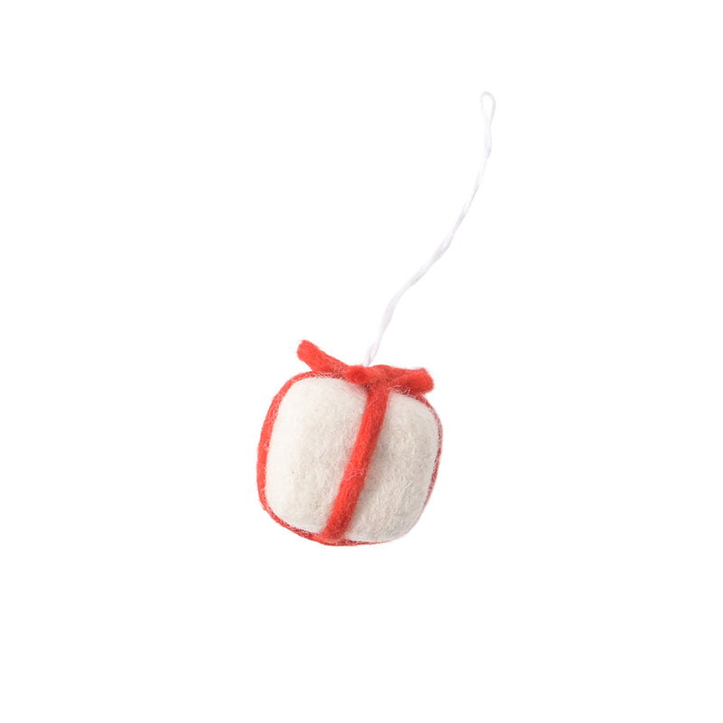 Décoration de Noël en laine feutrée à suspendre en forme de petit cadeau, blanc et rouge.
