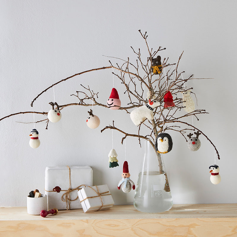 Décorations de Noël à suspendre, de différentes formes et couleurs, dans les tons blancs et rouges.