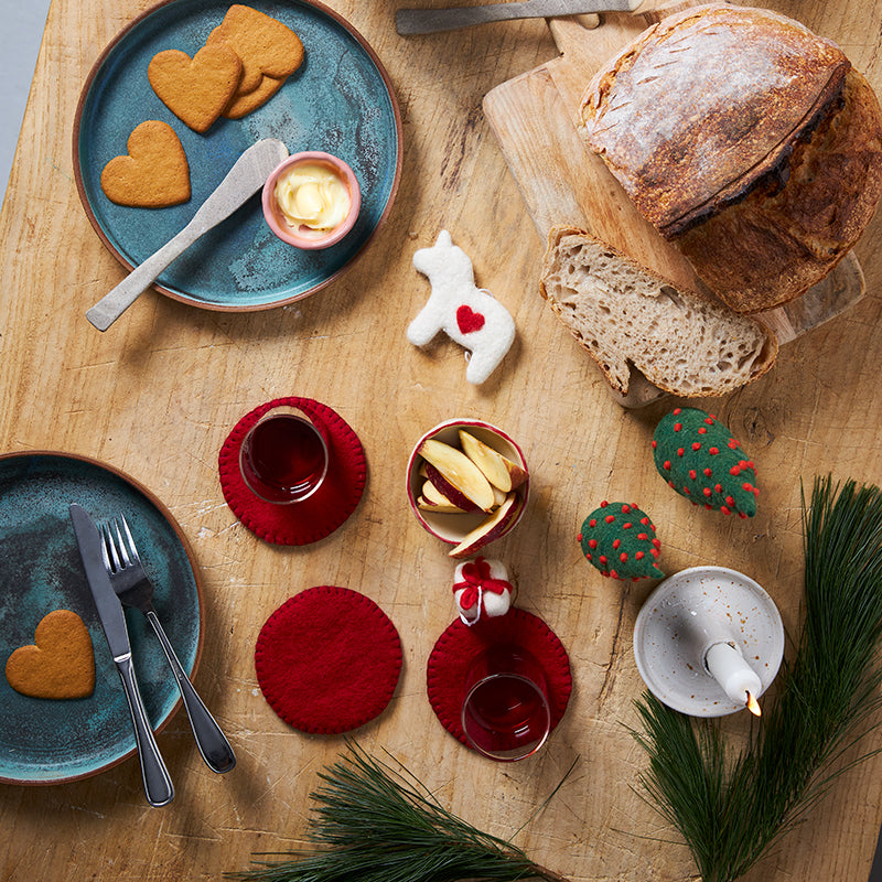 Décoration de Noël en forme de cheval Dala, posée sur une table.