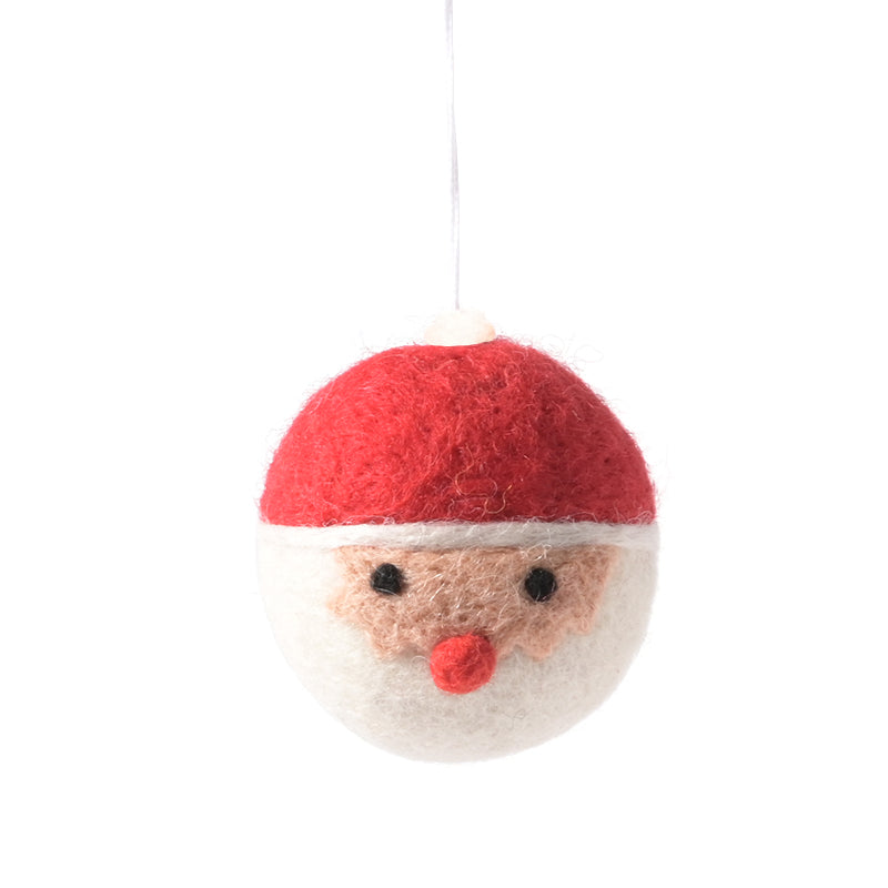 Décoration de Noël en laine feutrée à suspendre toute ronde représentant un père Noël, blanc et rouge.