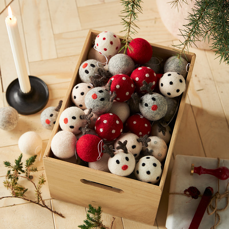 Décorations de Noël à suspendre, de différentes formes et couleurs, dans les tons blancs et rouges.