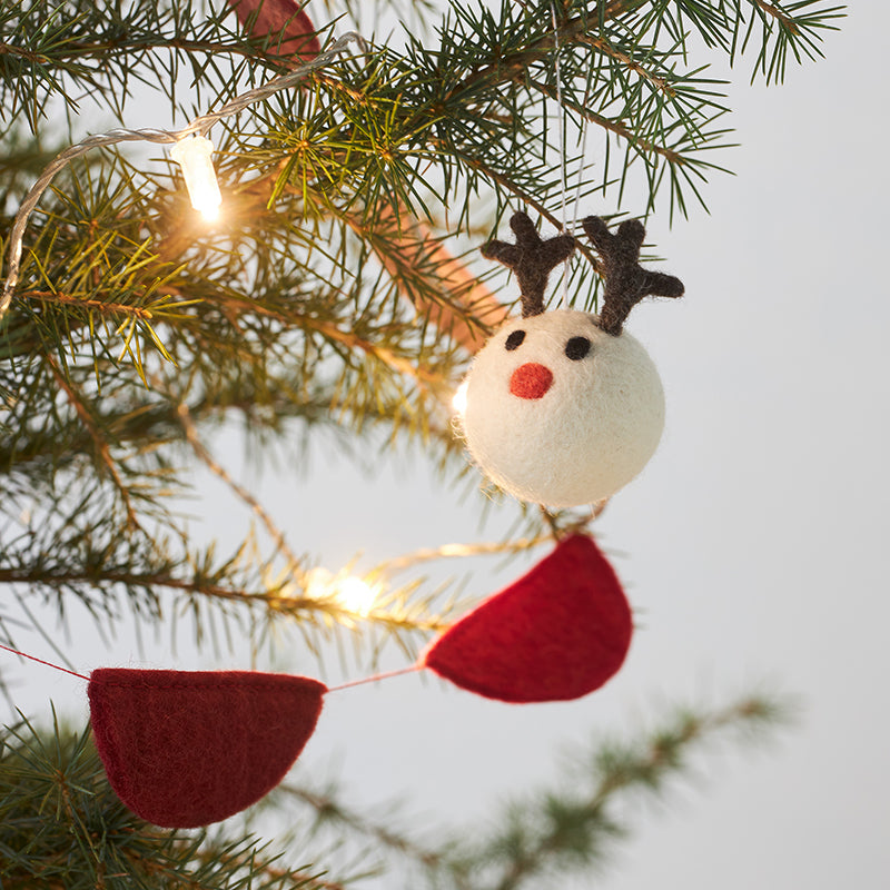 Décoration de Noël en laine feutrée à suspendre toute ronde représentant un renne.