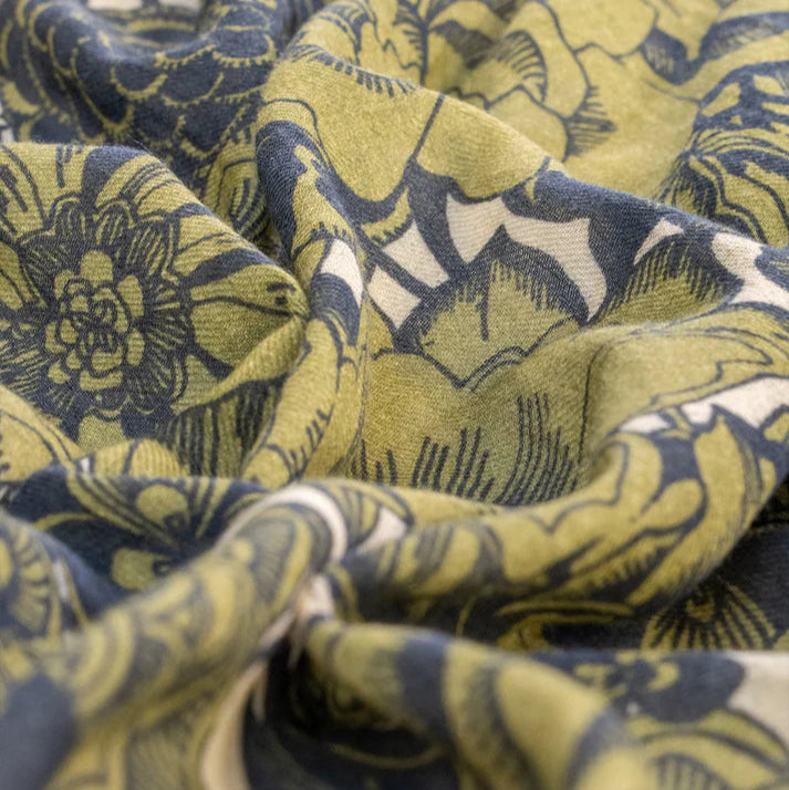 Echarpe fine en coton et laine avec dessin floral, coloris vert olive.