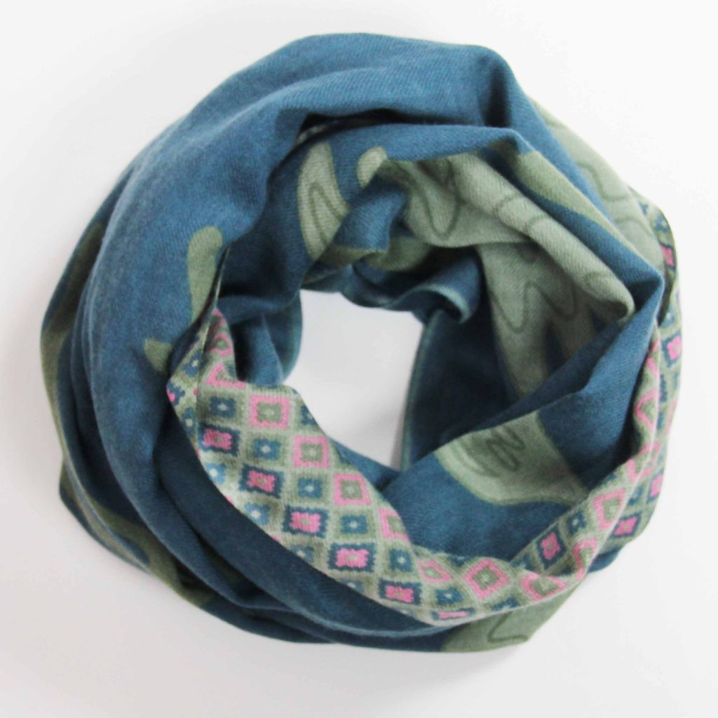 Echarpe en laine roulée avec le motif Grues Bleu et vert : un dessin d'oiseaux dans les tons bleus, vert kaki avec des touches de rose.