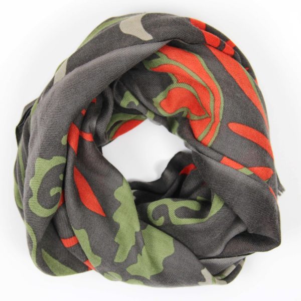 Echarpe en laine roulée avec le dessin Indira gris : un motif végétal dans les tons gris, vert, orange et écru.