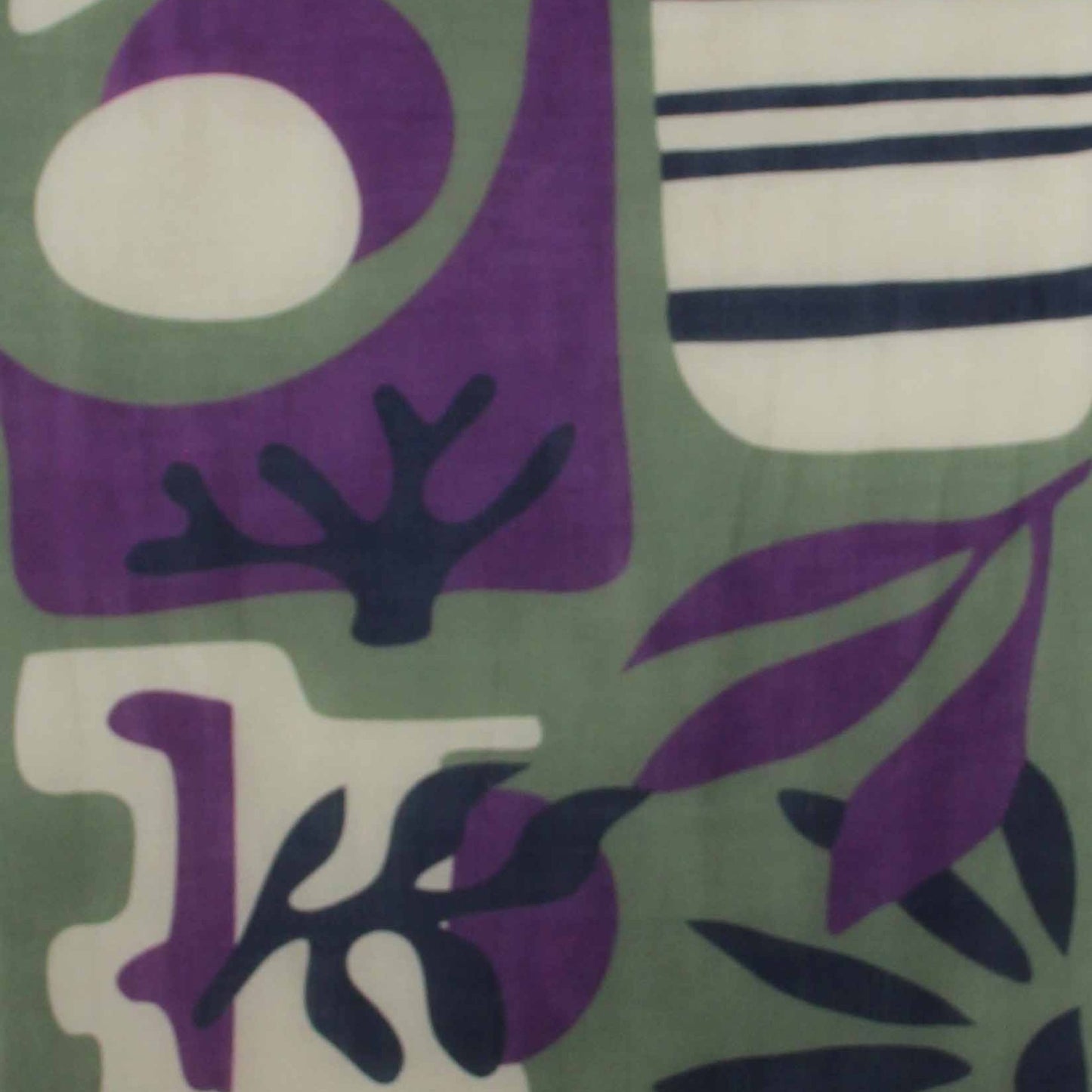 Echarpe en laine roulée avec le dessin Fidji kaki : un motif végétal dans les tons vert kaki, violet, bleu marine et écru.