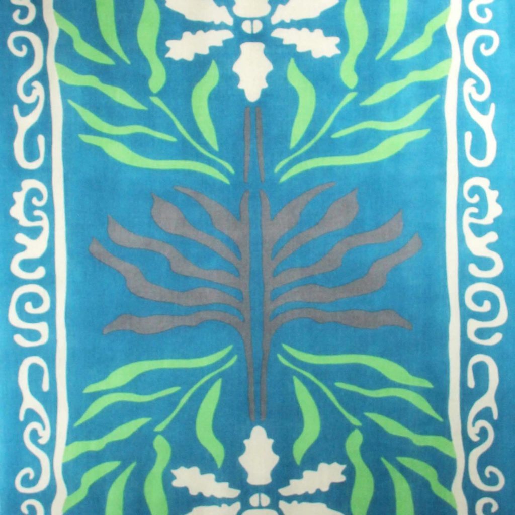 Echarpe en laine roulée avec le dessin Indira Bleu : un motif végétal dans les tons bleu, vert, beige et marron.