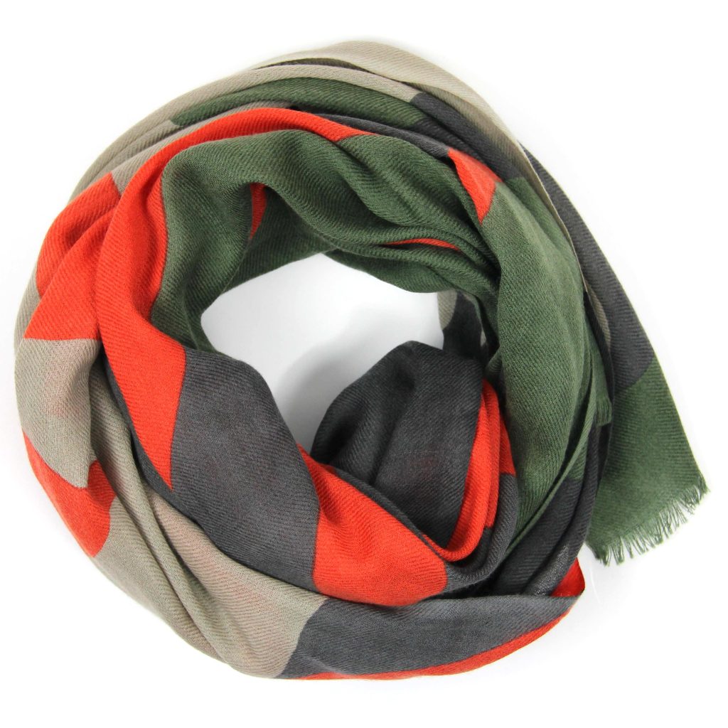 Echarpe en laine roulée avec le dessin Palme kaki: un motif graphique et végétal dans les tons vert kaki, orange, beige et gris.