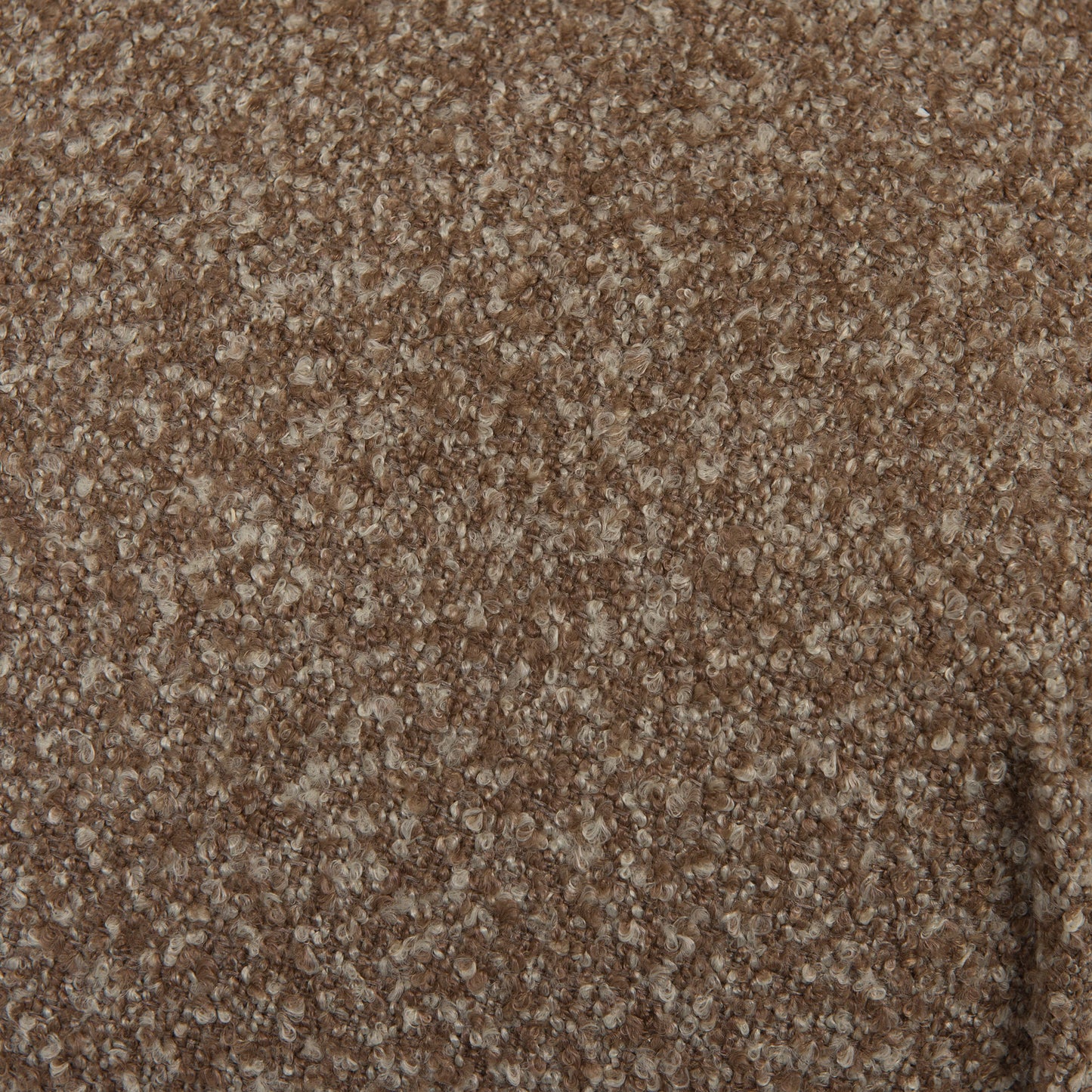 Fauteuil arrondi avec tissu bouclette marron glacé, détail du tissu.