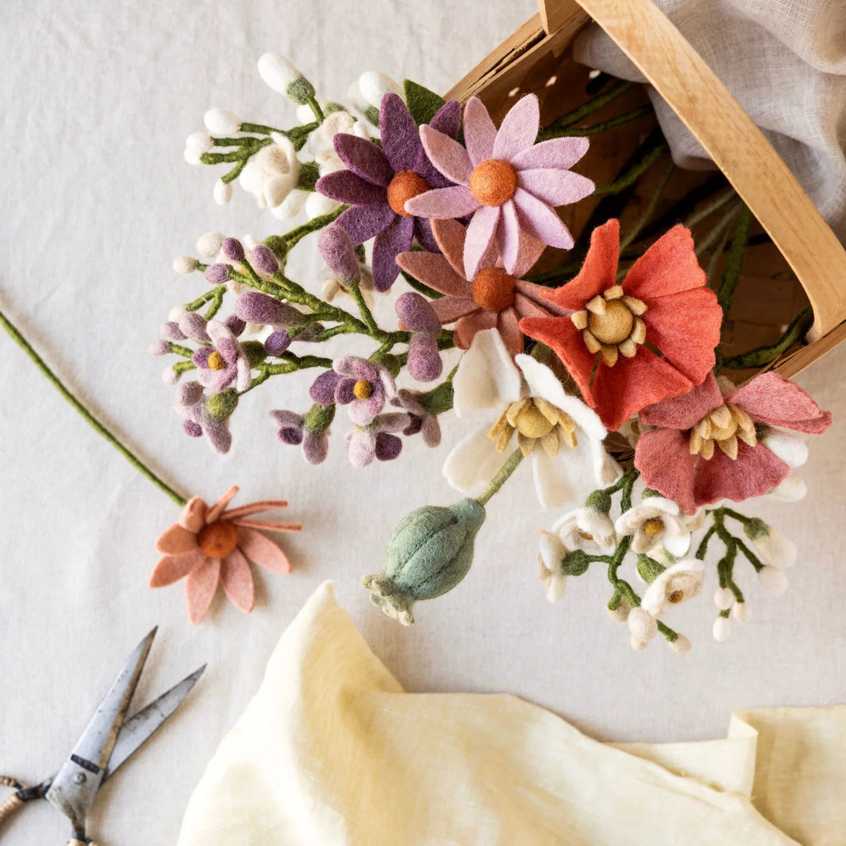 Bouquet de glycine, cosmos et coquelicot en laine feutrée