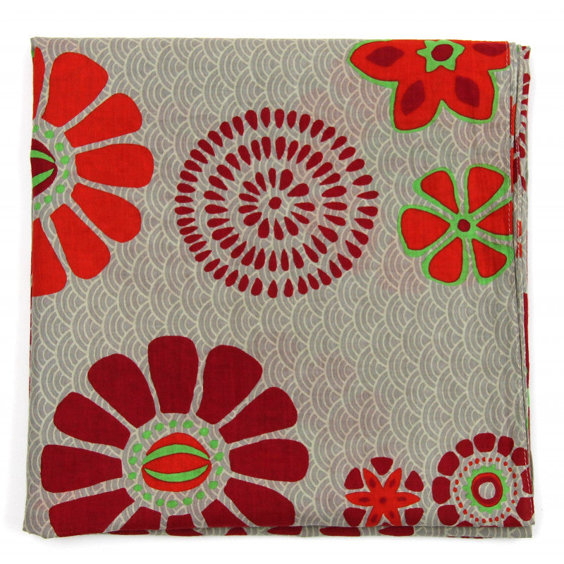 Foulard en coton, motif Seigaiha, coloris rouge, orange et vert vif sur fond beige avec motif vagues, gros motif floral.