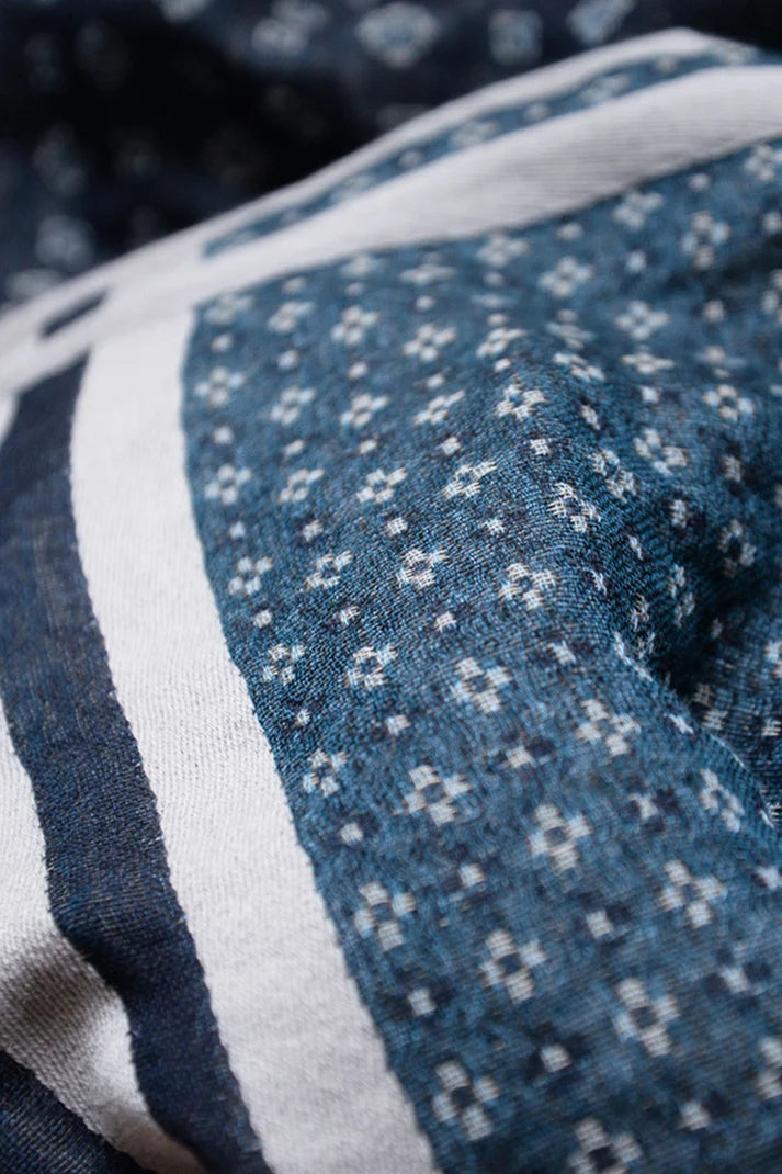 Foulard en laine et coton, motif raffiné et intemporel