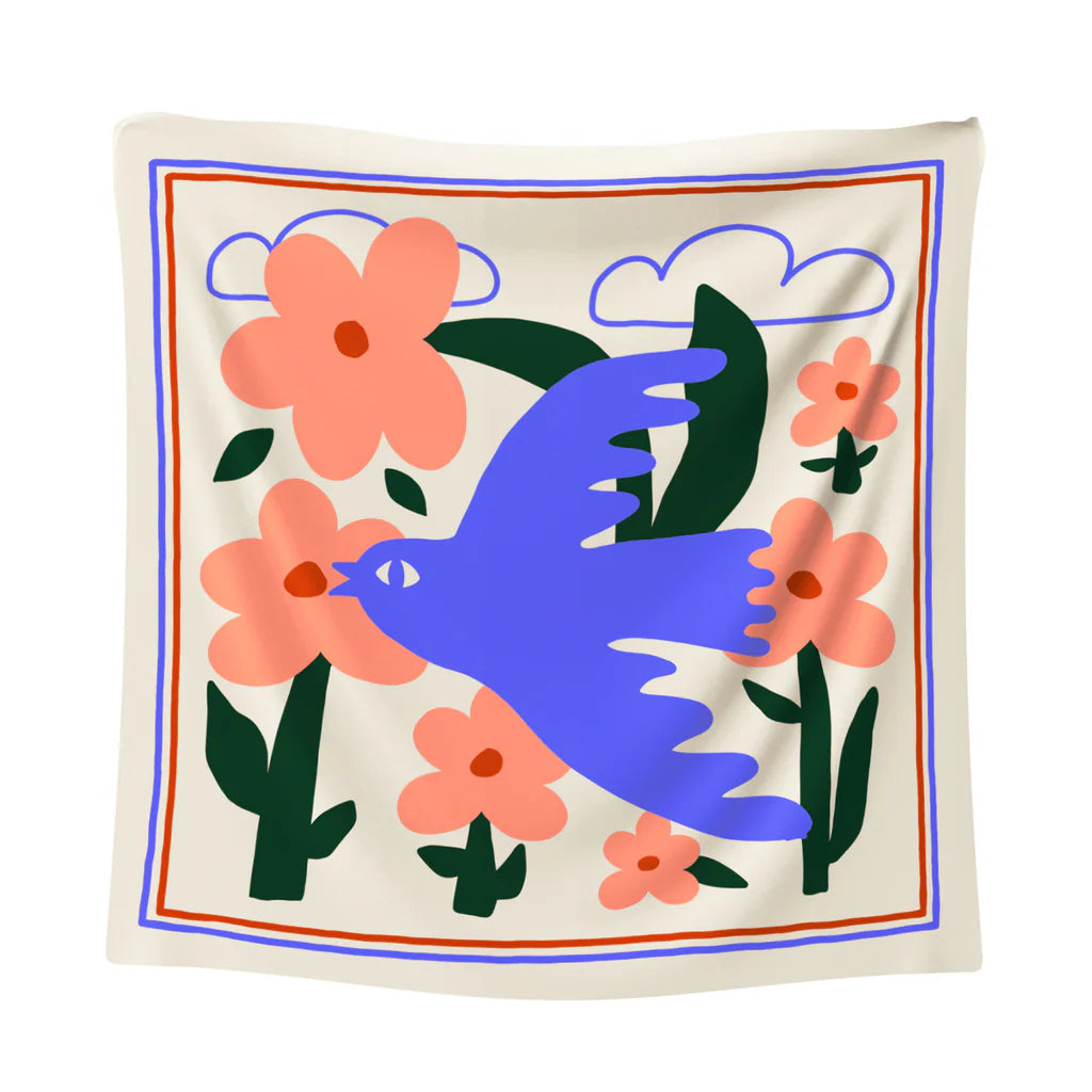 Foulard en soie avec illustration d'un oiseau bleu sur fond de fleurs roses.