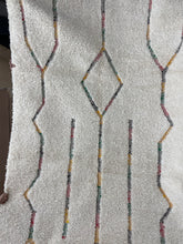 Charger l&#39;image dans la galerie, Tapis marocain BENI OUARAIN blanc cassé avec motifs multicolores 170 cm x 250 cm
