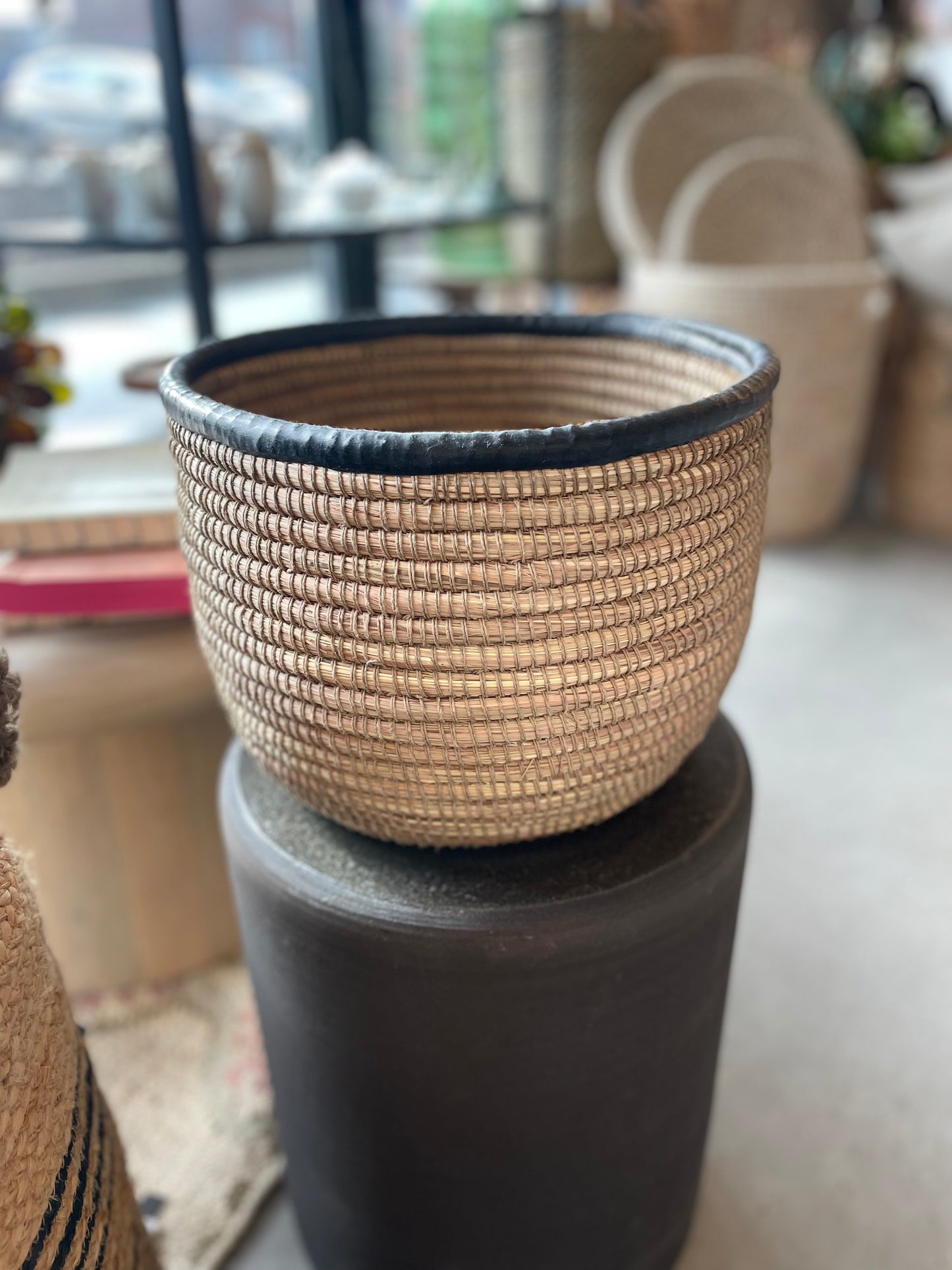 Cache pot en paille naturelle et bordure de cuir noire - 3 tailles