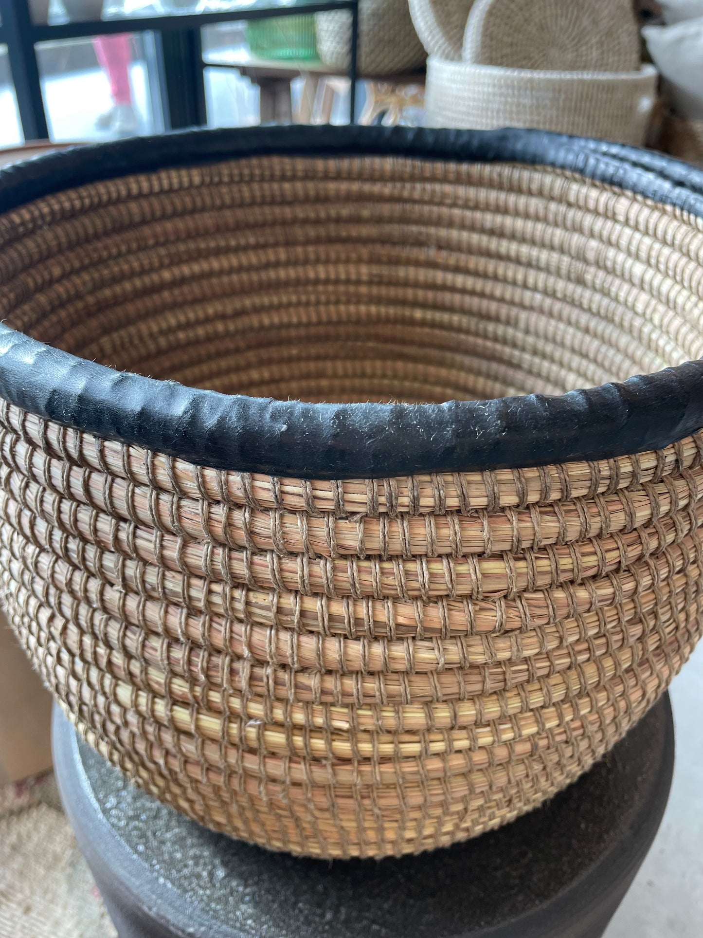 Cache pot en paille naturelle et bordure de cuir noire - 3 tailles