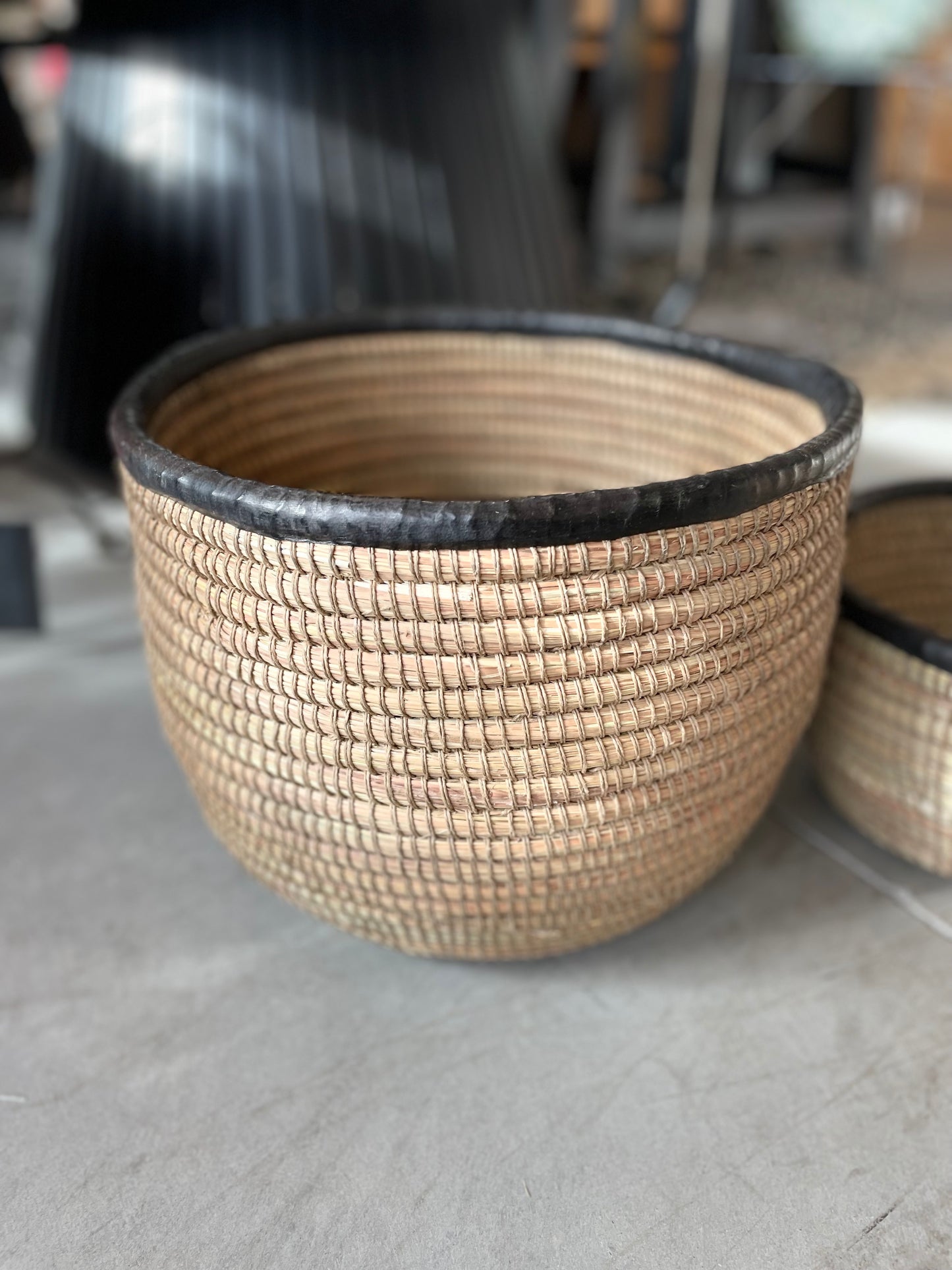 Cache pot en paille naturelle et bordure de cuir noire - 3 tailles