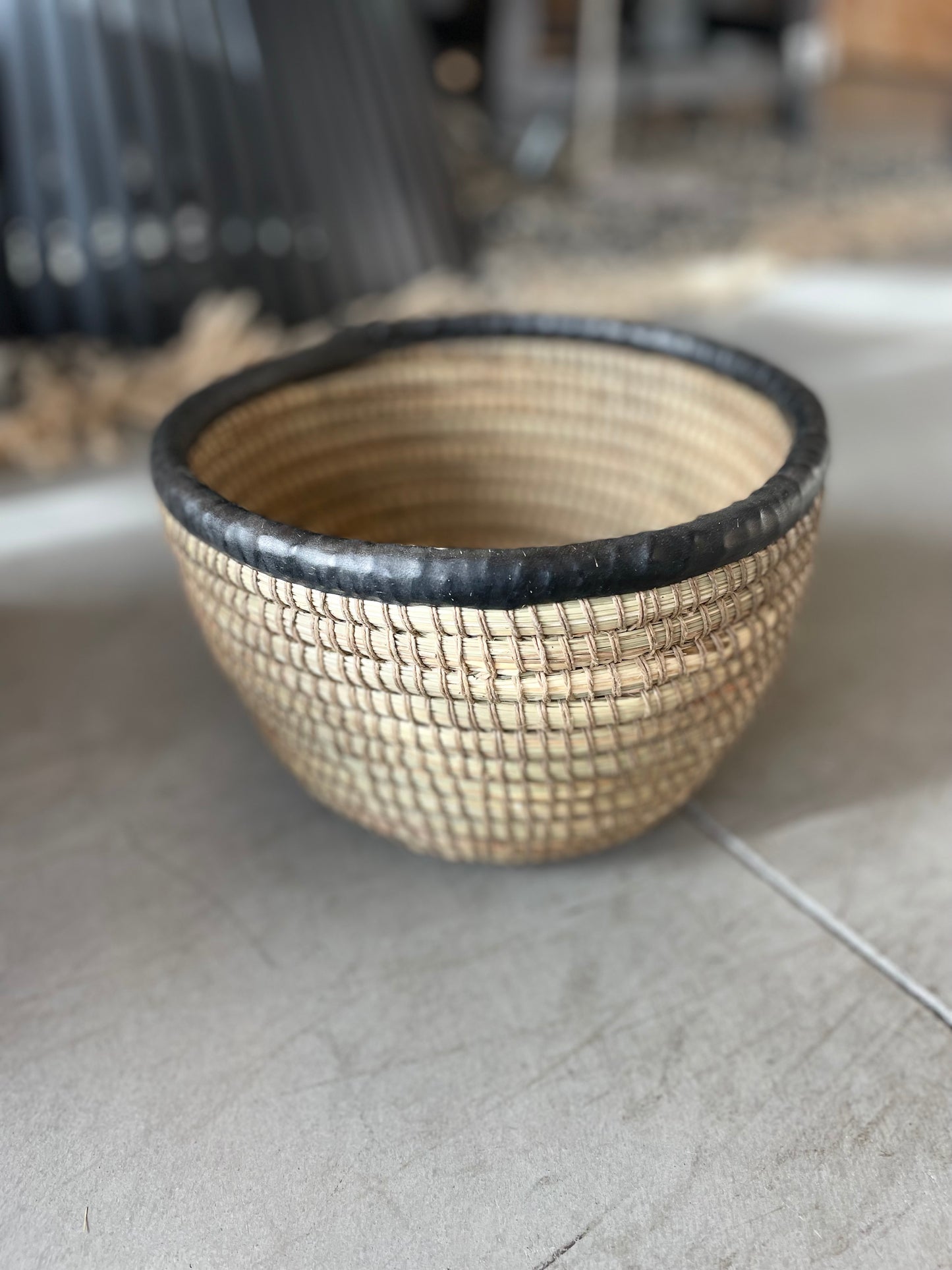 Cache pot en paille naturelle et bordure de cuir noire - 3 tailles