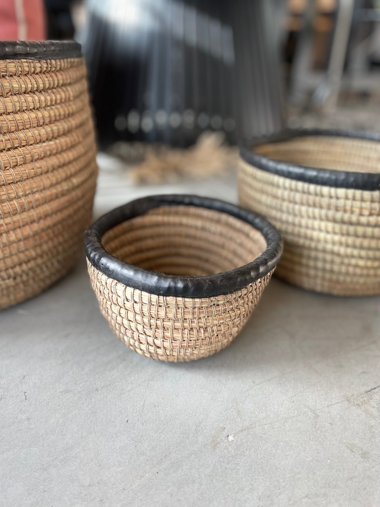 Cache pot en paille naturelle et bordure de cuir noire - 3 tailles
