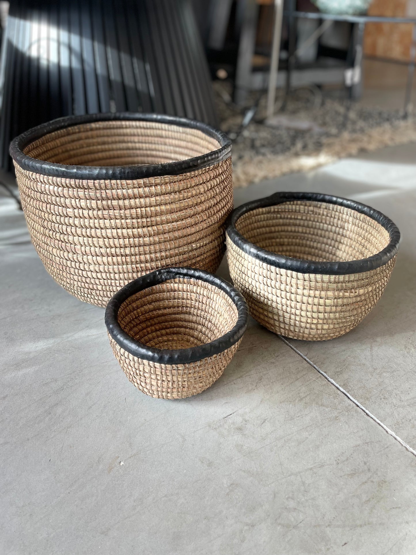 Cache pot en paille naturelle et bordure de cuir noire - 3 tailles